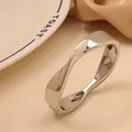 Elegante brazalete minimalista irregular de aleación plateada con apertura de resorte - Textura Retorcida (As0115)