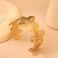 Elegante brazalete de flores dorado con pétalos texturizados y diseño abierto flexible - Diseño de Flores (As0124)