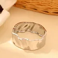 Brazalete irregular de aleación plateada con un acabado de textura ondulada moderna - Raya Irregular Arrugada (As0127)