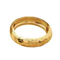 Pulsera de aleación dorada con textura martillada, diseño irregular y apertura de resorte - Patrón de Protuberancia Redonda de Arco Fino (As0122)