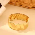 Elegante brazalete de aleación de oro irregular con acabado texturizado y apertura de resorte - Raya Irregular Arrugada (As0128)