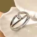 Elegante pulsera de aleación plateada con diseño irregular entrelazado y cierre de resorte - Estilo de Anillos Entrelazados (As0129)