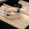 Brazalete moderno de aleación de plata irregular en caja de joyería - Estilo con Patrón Cuadrado (As0144)