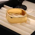 Brazalete minimalista de aleación dorada con textura martillada y apertura de resorte - Estilo con Patrón Cuadrado (As0143)