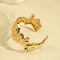 Elegante pulsera abierta de aleación dorada con una textura de metal líquido única - Estilo Abierto Plisado Irregular (As0148)
