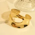Brazalete de oro ancho irregular con textura martillada y diseño de abertura - Estilo Abierto Geométrico Irregular (As0149)
