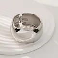 Elegante brazalete de aleación plateada con un diseño único de apertura de resorte irregular - Estilo Circular Cóncavo-Convexo (As0067)
