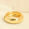 Brazalete ancho de aleación dorada con apertura de resorte para mujer - Estilo Circular Mediano de 2,5 cm (As0161)