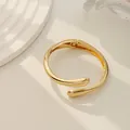Brazalete de aleación dorado minimalista con diseño de apertura irregular. - Óvalo Irregular Estrecho (As0011)