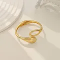 Brazalete dorado irregular de aleación con diseño minimalista y cierre de resorte - Cierre de Gota de Agua Hueco (As0013)