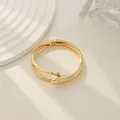 Elegante brazalete abierto de aleación dorada con diseño envolvente irregular - Cierre Cuadrado Hueco (As0015)