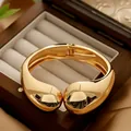 Elegante brazalete de aleación dorado grueso con diseño de lágrima y apertura de resorte - Óvalo Gota de Agua (As0019)