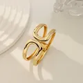 Elegante brazalete dorado irregular de resorte abierto con un acabado pulido de lujo - Cuadrado Hueco (As0021)