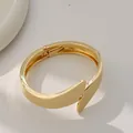 Brazalete de aleación de oro pulido con un diseño de apertura con resorte irregular - Estilo de Resorte de Ala Pequeña (As0031)