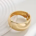 Brazalete ancho de aleación dorada pulida con bisagra de resorte segura y apertura - Estilo Redondo de Arco Irregular (As0035)