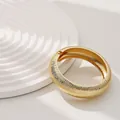 Brazalete rígido de resorte en aleación dorada con textura para mujer estilo minimalista - Estilo Ovalado Curvo de Rayas (As0039)