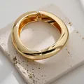 Brazalete grueso irregular de aleación dorada con acabado pulido y apertura de resorte - Estilo de Onda Curva Lisa (As0054)