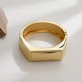 Brazalete geométrico dorado con sección plana rectangular pulida - Brazalete Cuadrado de Resorte (As0056)
