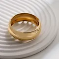 Brazalete rígido dorado pulido con diseño irregular y cierre de resorte elegante - Brazalete Curvo Estrecho Liso (As0075)