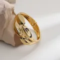 Elegante brazalete de aleación dorado irregular con un diseño de apertura de resorte - Brazalete de Doble Hoja (As0077)