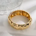 Brazalete grueso de aleación dorada con textura ondulada irregular y apertura de bisagra. - Brazalete de Textura Plisada (As0068)