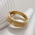 Elegante brazalete de resorte dorado irregular y ancho con un acabado pulido tipo espejo - Brazalete Cuadrado Irregular Asimétrico (As0079)