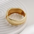 Elegante brazalete irregular de aleación de oro con un acabado pulido de lujo ligero. - Brazalete Geométrico Irregular Ancho (As0085)