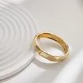 Elegante brazalete dorado geométrico irregular con textura facetada y resorte - Brazalete de Resorte en Rombo (As0058)