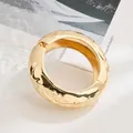 Elegante brazalete de aleación dorada con textura martillada irregular y apertura - Estilo redondo cóncavo-convexo (As0064)