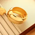 Elegante brazalete abierto de aleación dorada con textura irregular - Estilo de arco de borde ancho brillante (As0066)