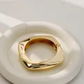 Brazalete moderno de metal dorado irregular con diseño de apertura de resorte - Estilo cuadrado de superficie redonda (As0070)