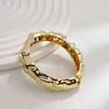 Brazalete abierto de resorte en aleación dorada con textura irregular minimalista - Estilo plisado irregular (As0072)