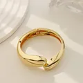 Elegante brazalete de aleación dorada con diseño irregular y apertura de resorte moderna. - Estilo de superficie ancha ovalada irregular (As0009)