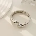 Brazalete elegante e irregular de aleación de plata con diseño de apertura de resorte - Estilo de superficie ancha ovalada irregular (As0010)