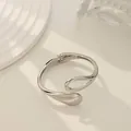 Elegante brazalete abierto plateado irregular con diseño de resorte minimalista - Estilo cierre gota de agua hueca (As0014)