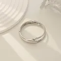 Brazalete abierto irregular minimalista con resorte en acabado de aleación de plata pulida - Estilo cierre cuadrado hueco (As0016)