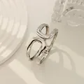Elegante brazalete abierto plateado irregular con resorte y acabado pulido fino - Brazalete Cuadrado Calado (As0022)