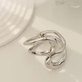 Brazalete plateado moderno y minimalista con diseño ondulado irregular y apertura elástica - Brazalete Cuadrado Irregular (As0024)