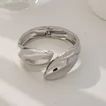 Elegante brazalete plateado irregular con un práctico diseño de apertura de resorte - Brazalete de Resorte con Hoja de Línea (As0028)