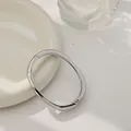 Brazalete moderno minimalista irregular de aleación en tono plateado para mujer - Brazalete Cuadrado de Bordes Asimétricos (As0030)
