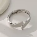 Elegante brazalete de aleación de plata de banda ancha irregular con apertura de resorte - Brazalete de Resorte de Alas Pequeñas (As0032)