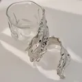Brazalete plateado irregular con acabado metálico pulido elegante para mujeres - Brazalete Envolvente de Hoja Líquida (As0034)