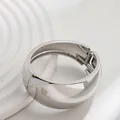 Brazalete de aleación plateada con diseño minimalista y mecanismo de apertura de resorte - Brazalete Redondo Curvo Irregular (As0036)