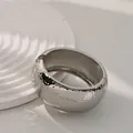 Brazalete plateado con textura martillada irregular y apertura de resorte para mujer. - Brazalete Ovalado Curvo Plisado (As0038)