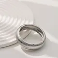 Elegante brazalete de aleación plateada texturizada con apertura de resorte para mujer - Brazalete Ovalado Curvo de Rayas (As0040)