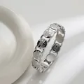Brazalete abierto de aleación plateada con números romanos y patrones geométricos - Brazalete de Números Romanos (As0053)
