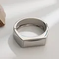 Elegante brazalete geométrico irregular plateado con acabado de metal pulido de alto brillo - Brazalete Cuadrado de Resorte (As0057)