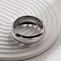 Brazalete de aleación de plata pulida minimalista con bisagra de resorte para mujer - Brazalete Curvo Estrecho Liso (As0076)