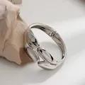 Brazalete de aleación plateado con diseño fluido irregular y mecanismo de apertura de resorte - Brazalete de Doble Hoja (As0078)
