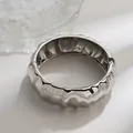 Brazalete rígido de resorte plateado con diseño ondulado irregular para mujer - Brazalete de Textura Arrugada (As0069)